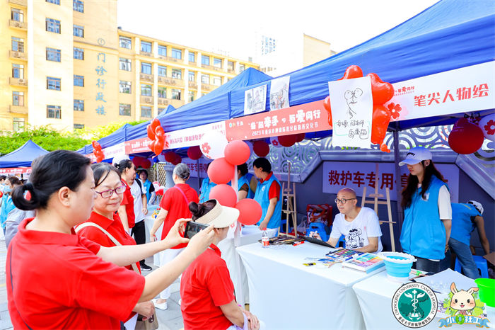 漫畫大師現場作畫傳遞溫暖。重慶市腫瘤醫院供圖