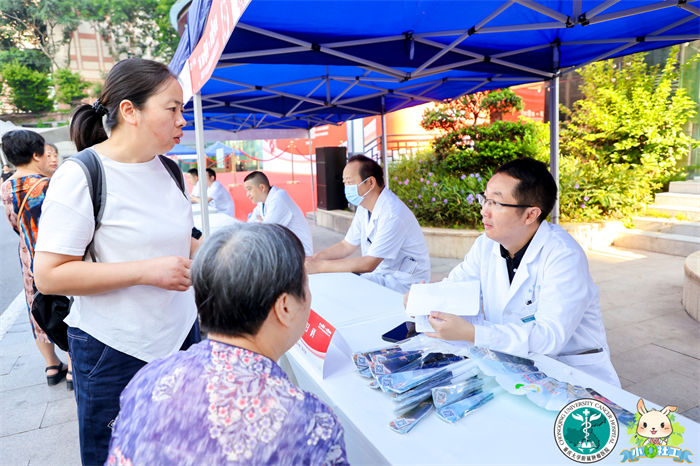 醫務人員開展義診。重慶市腫瘤醫院供圖