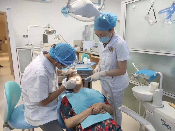 市民下班后來就診。院方供圖