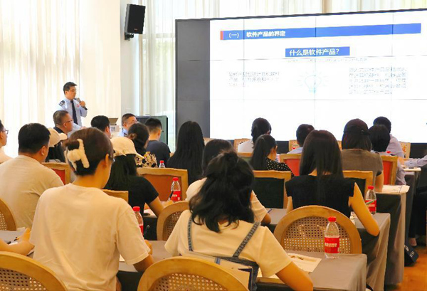 重慶經開區稅務局組織人員走進重慶軟件園，向園區軟信企業講解相關稅費優惠政策，開展專題答疑。 歐陽蕾攝