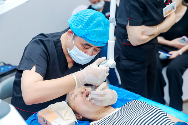 實操演示。 重慶美侖美奐整形美容醫院供圖