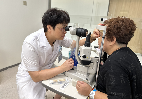 張曉城為患者檢查眼部情況。重慶南坪愛爾眼科醫院供圖