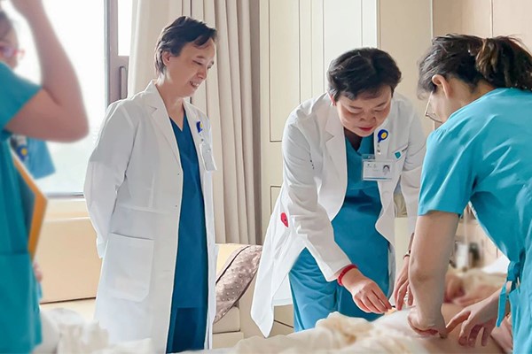 查房現場。重慶安琪兒婦產醫院供圖