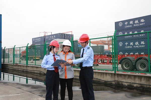 沙坪壩區稅務人員走訪物流企業，了解企業經營情況及涉稅需求。陳賽亞攝