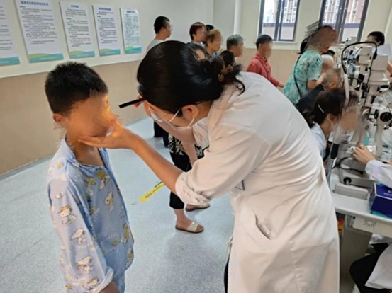 醫生徐琳琳為患者進行術前檢查。重慶愛爾眼科醫院總院供圖