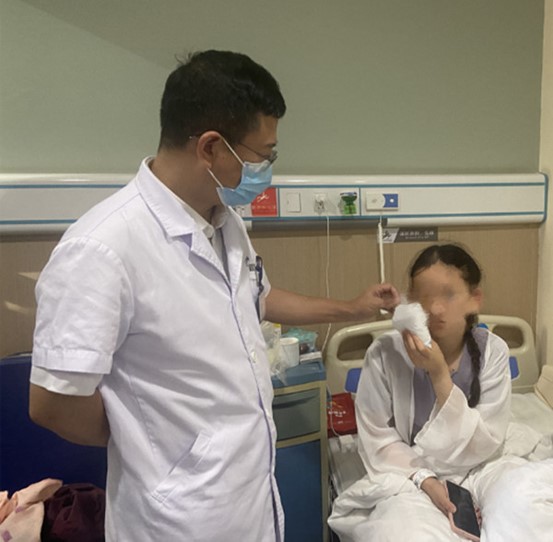 醫生袁洪峰為患者做檢查。重慶愛爾眼科醫院總院供圖