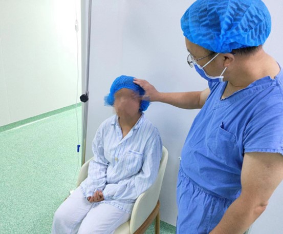 醫生周自強為患者做檢查。重慶愛爾眼科醫院總院供圖