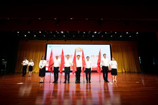 黨員突擊隊授旗儀式。重醫附屬璧山醫院供圖