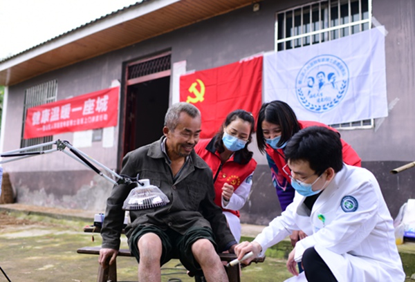 上門為患者服務。重醫附屬璧山醫院供圖