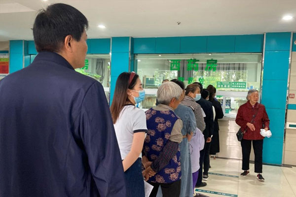 排隊取藥。璧山區青杠街道社區衛生服務中心供圖