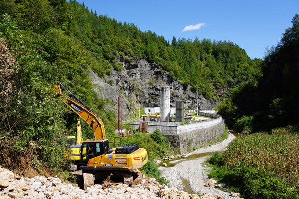 挖掘機正在萬源首站旁如火如荼地工作中。重慶燃氣集團供圖