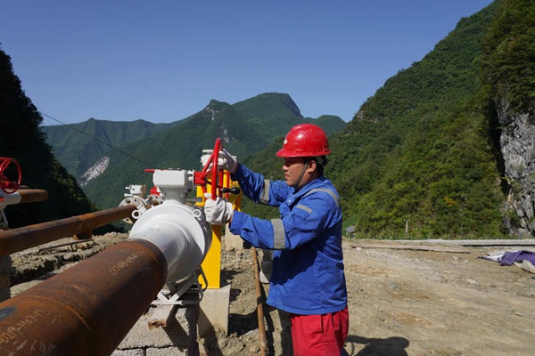 施工人員正在海拔1000多米的站場安裝燃氣設備。重慶燃氣集團供圖