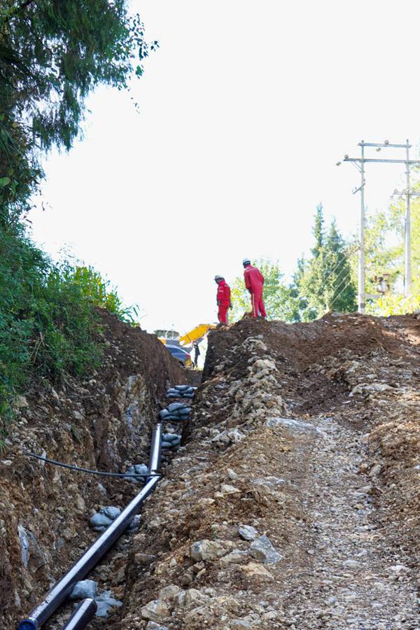 燃氣集團施工人員正在石馬河-后河工程太平段查勘管道預埋情況。重慶燃氣集團供圖
