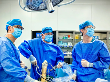 骨科團隊為患者手術。重慶西區醫院供圖