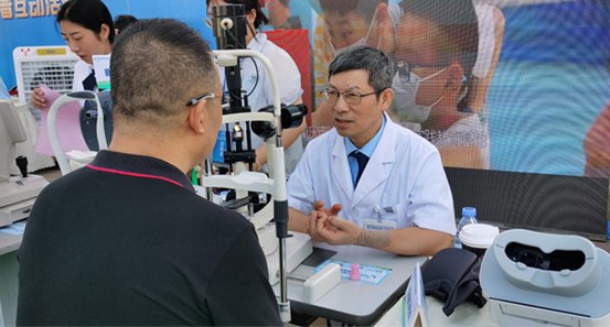 桂君民為現場市民義診。重慶愛爾眼科醫院總院供圖