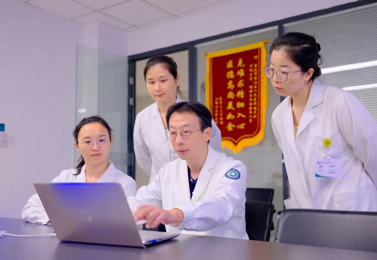 盧岷為青年醫生開展帶教授課 胡悅建攝