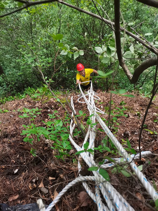 《翻山越嶺  排查險情》 。7月16日，在城口縣河魚鄉，重慶地質礦產研究院駐守地質工程師門宇寬身縛安全繩，翻爬山坡，開展大店村觀音峽S501省道危巖應急排危工作。鄧朝松攝