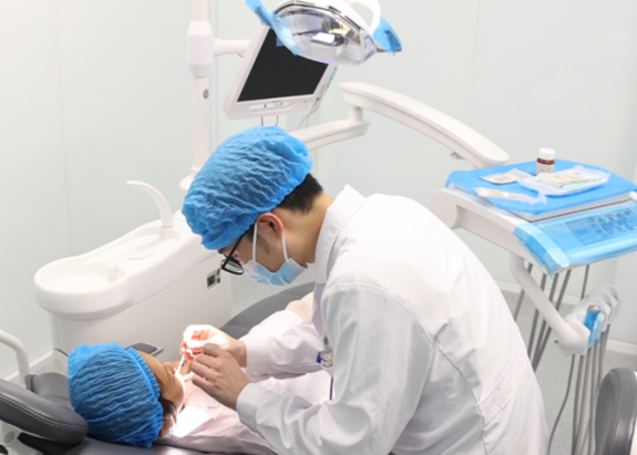 口腔內科醫生為患者治療。重慶西區醫院供圖