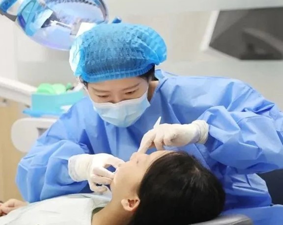 醫生為患者進行口腔正畸。重慶西區醫院供圖