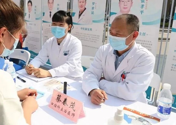 口腔科積極走進社區為居民義診。重慶西區醫院供圖