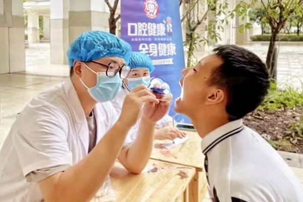 口腔疾病篩查。沙坪壩區陳家橋醫院供圖
