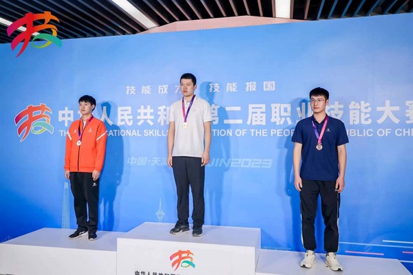 陳國華在領獎臺上。學校供圖