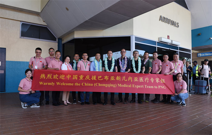 第12批中國（重慶）援巴新醫療隊到機場迎接短期專家組一行。黃楓攝