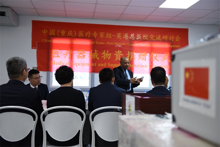 巴新莫港總醫院CEO  Dr.Paki Molumi（帕基·莫魯米）熱烈歡迎專家組一行的到來。黃楓攝