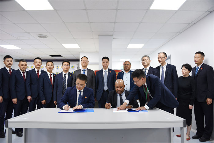 專家組副團長、重慶醫科大學附一院副院長肖明朝與巴新莫港總醫院CEO Dr.Paki Molumi在捐贈協議上簽字