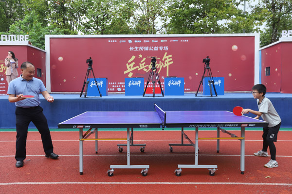 小選手參加開球儀式。郭陵川攝