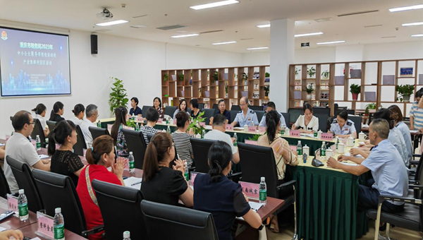 在重慶市九龍坡區西彭鋁產業園，稅務人員與企業座談，解答企業疑問。劉澤亮攝