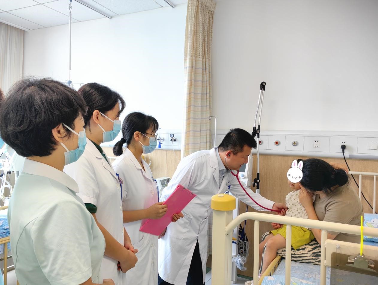 兒科主任張興道和護士長馬黎毅帶隊查房。重慶西區醫院供圖
