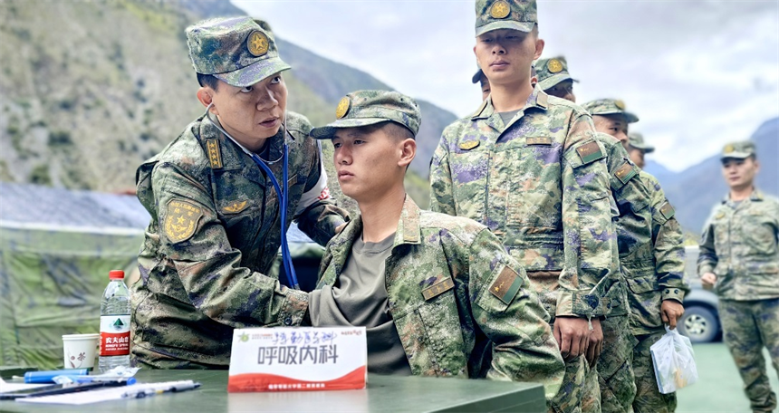 醫療隊專家為邊防戰士們進行健康體檢。曾理攝