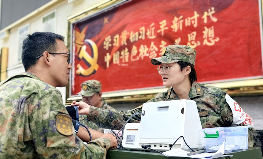 醫療隊專家為邊防官兵進行健康體檢。曾理攝