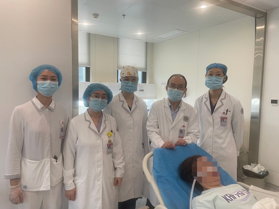 呼吸科團隊順利為患者取出異物。重慶松山醫院供圖