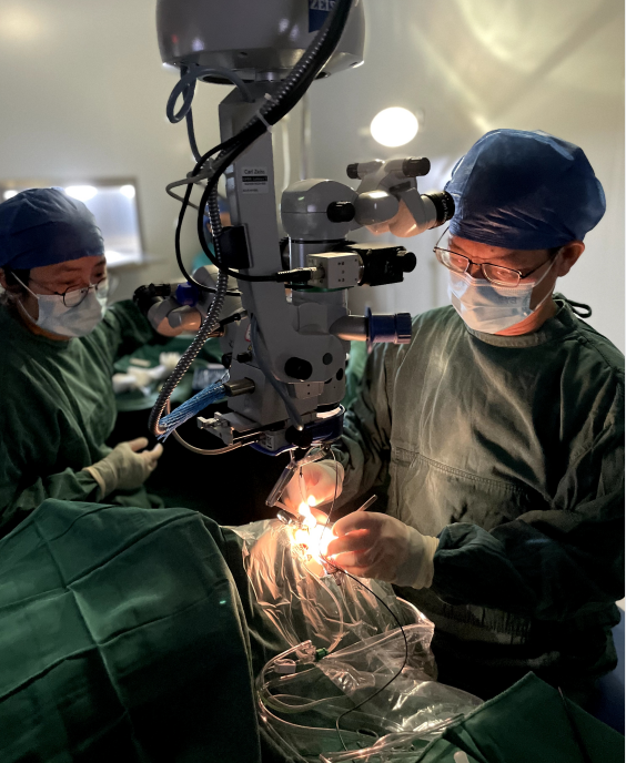 桂君民為患者實施視網膜修復手術。重慶南坪愛爾眼科醫院供圖