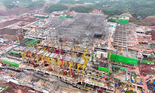 重慶東站2萬平米屋蓋鋼網架完成提升。中鐵建工集團供圖