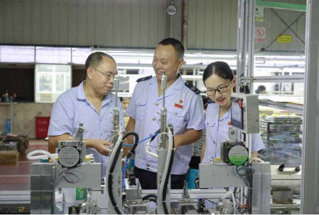 9月12日，忠縣稅務人員走進南泰電子有限公司生產車間，了解企業生產情況和涉稅需求，征集意見建議。宋棚祥攝
