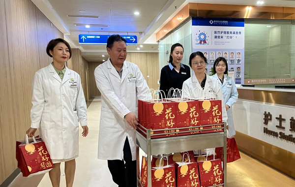 送月餅現場。重慶東大肛腸醫院供圖