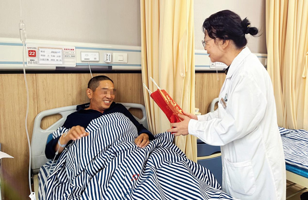 送月餅現場。重慶東大肛腸醫院供圖