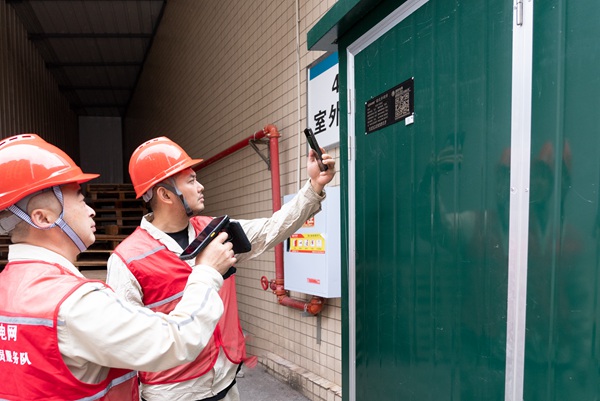 物資工作人員操作物資智能融合終端，實現變壓器等物資快速出庫。國網重慶永川供電公司供圖