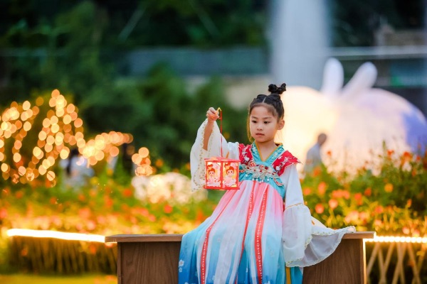 小業主身穿漢服參加國風燈會。金科服務供圖