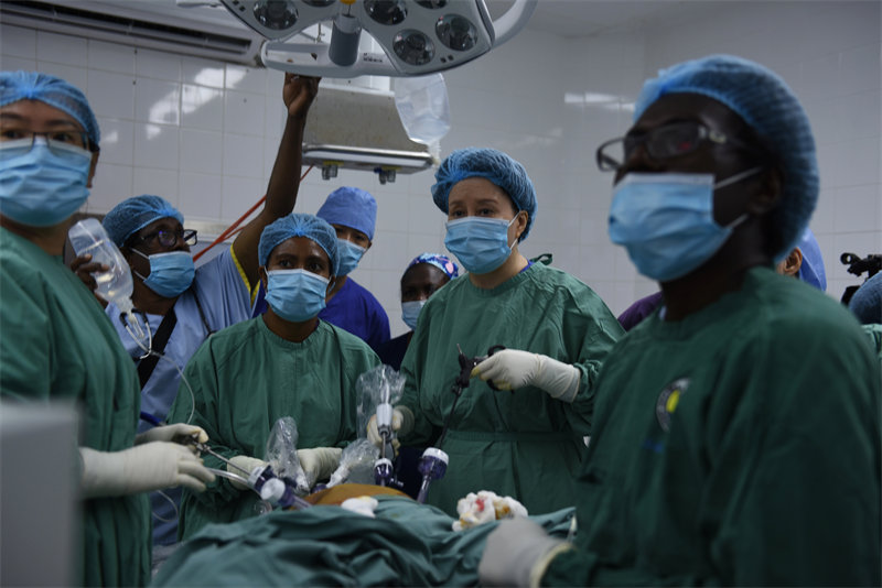 唐均英教授（右二）正在為患者Nickole做腹腔鏡宮頸癌廣泛子宮切除手術