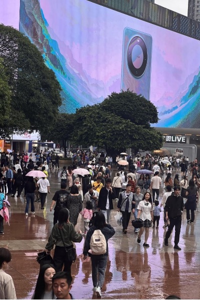 中秋國慶期間，觀音橋商圈人頭攢動。潘珍凈攝