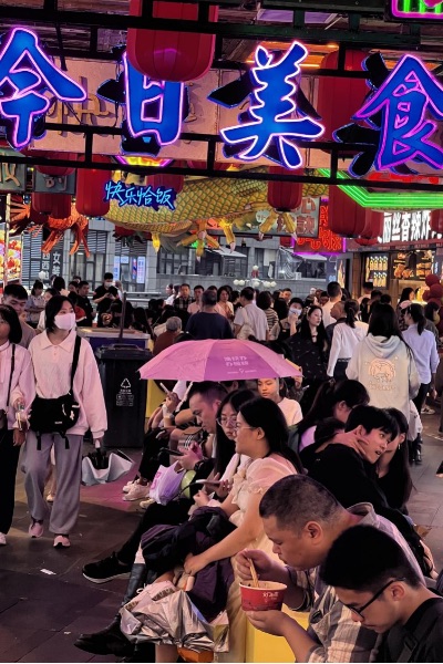 觀音橋商圈好吃街游客們品嘗美食。潘珍凈攝