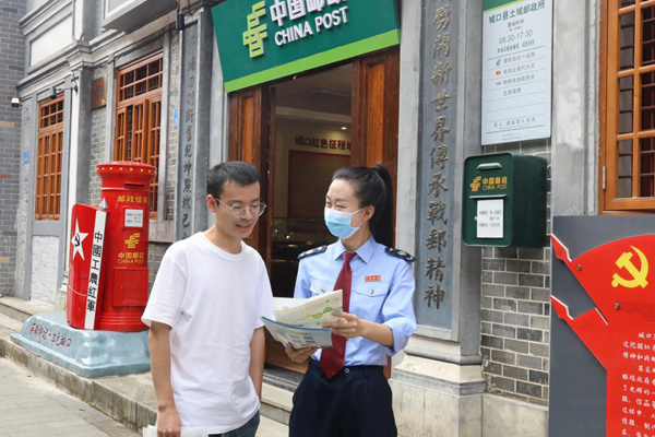 近日，城口縣“巴山稅務急先鋒”宣傳服務隊前往當地各郵政網點，向群眾講解發票代開流程。重慶市稅務局供圖