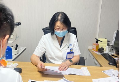 閻曉麗看診。重慶普瑞眼科醫院供圖