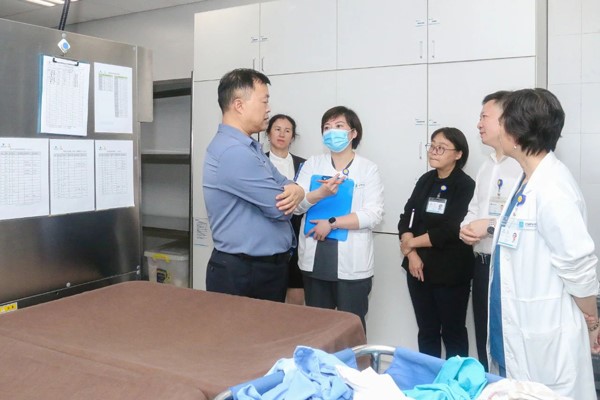 查房現場。重慶安琪兒婦產醫院供圖