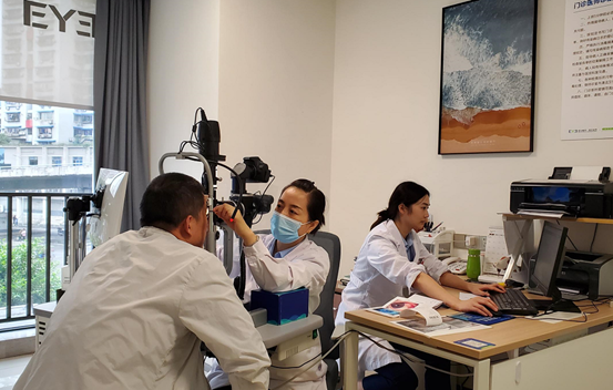 劉健娣為干眼患者診治。重慶南坪愛爾眼科醫院供圖