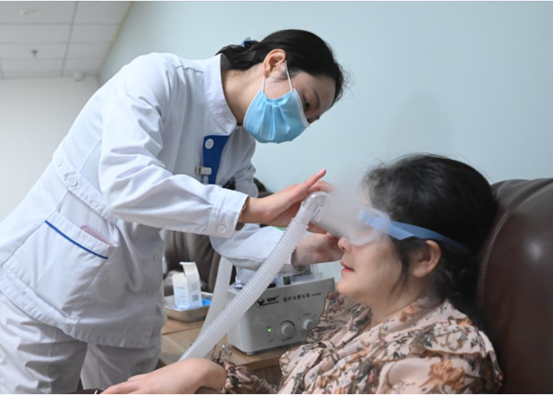 干眼理療。重慶南坪愛爾眼科醫院供圖